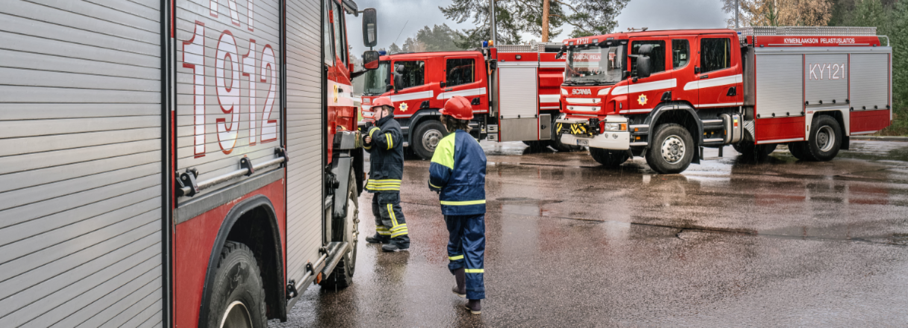 Palokuntanuoria paloauton vieressä