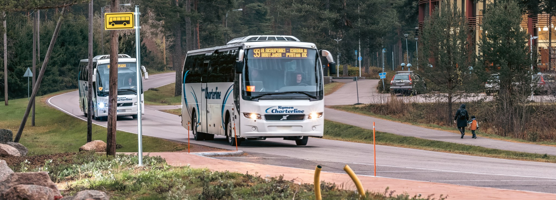 Paikallisliikenteen bussit tiellä.