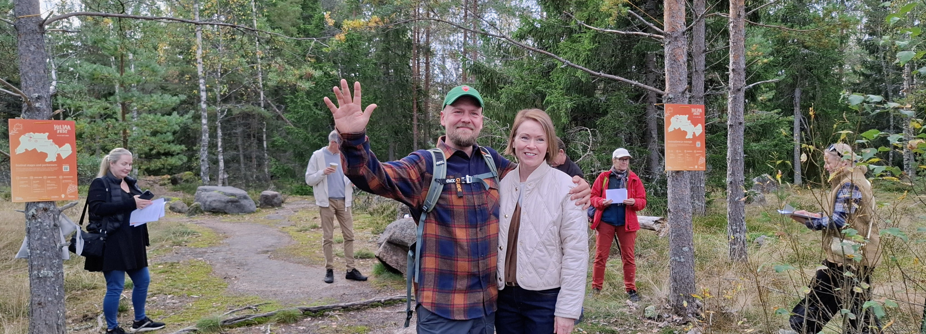 Hiljaa Festin taiteellinen johtaja Simo Peri ja Pyhtään kunnanjohtaja Terhi Lindholm festivaalialueen portilla.