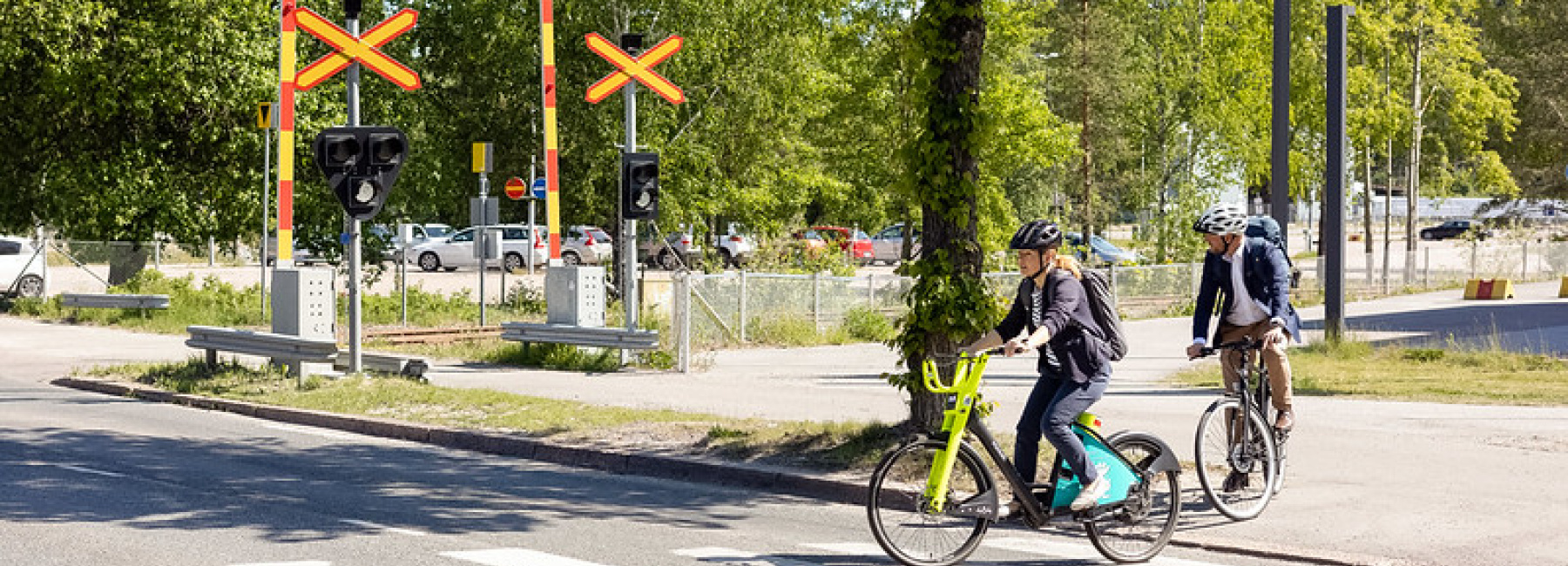 Pyöräilijät ylittävät ajoradan