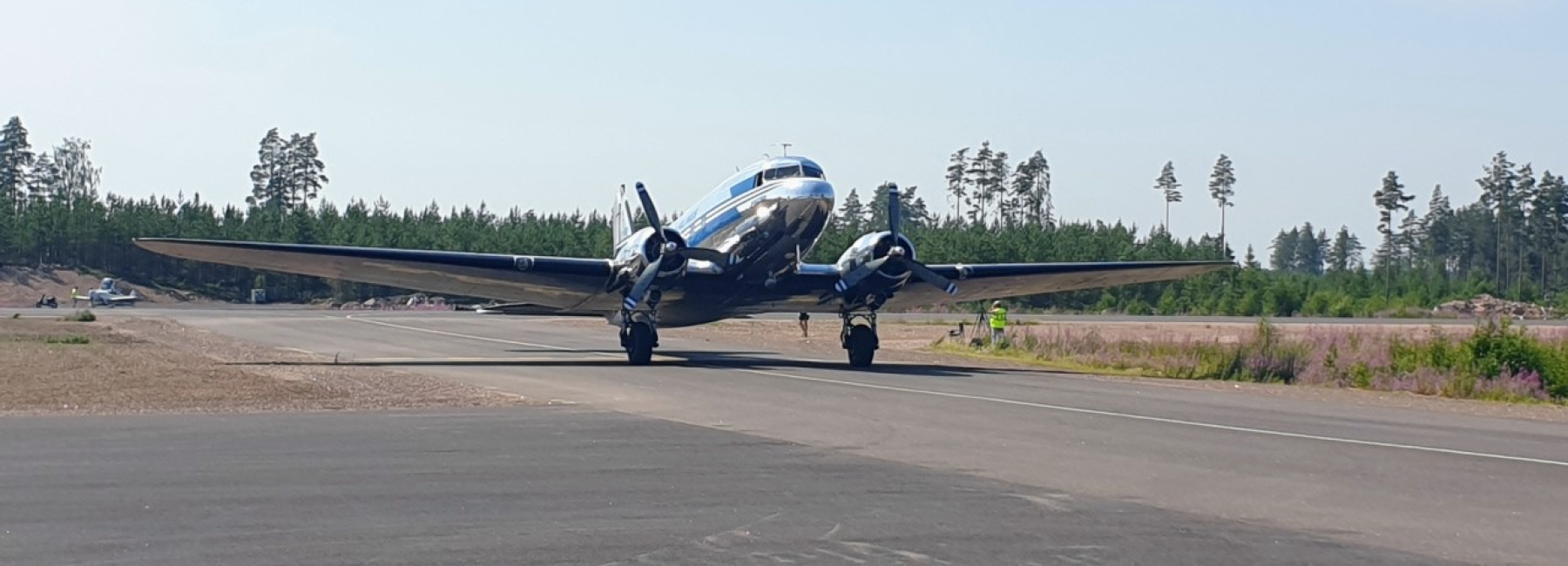 Lentokonevanhus DC3 vieraili Pyhtään lentokentällä heinäkuussa 2021