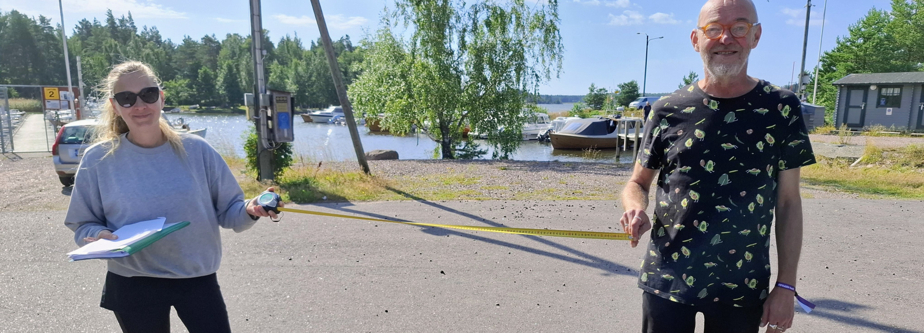 Katja Korelin ja Vesa Ristimäki mittailevat jo Saaristomarkkinoiden paikkoja Lökören pienvenesatamassa.