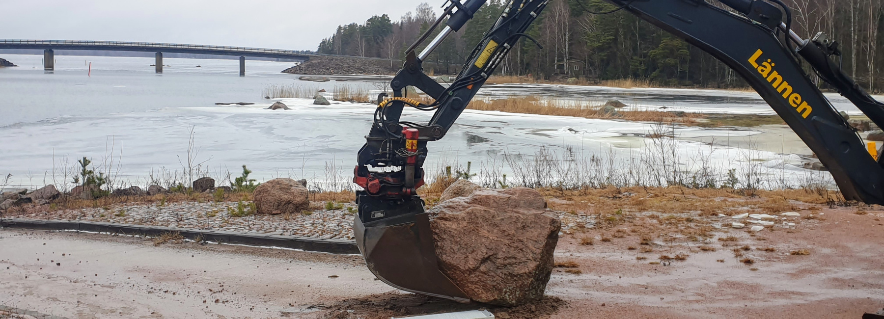 Keihässalmen venerampin sulkeneet kivet poistettiin keskiviikkona 5.3. Myös sataman nostinlaite on tulossa käyttöön.