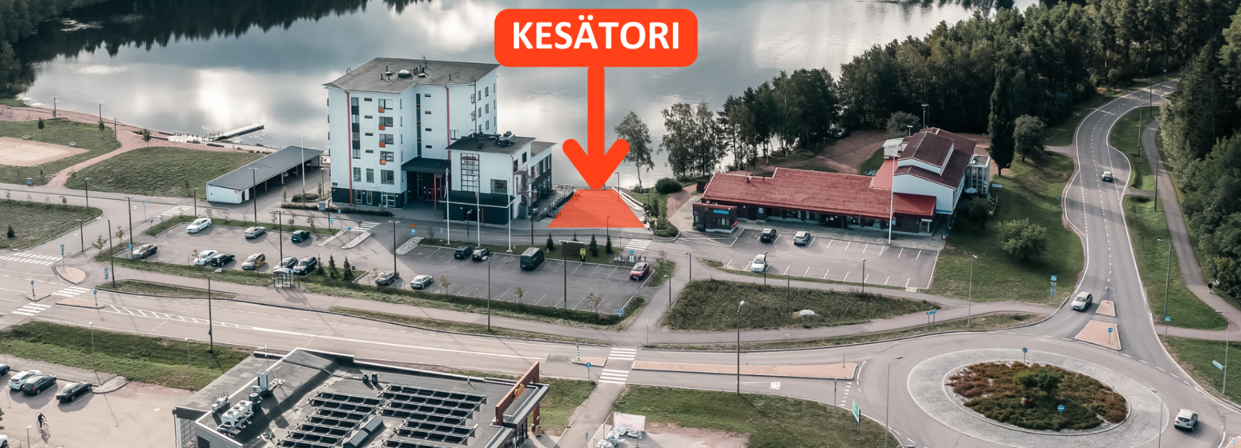 Ilmakuva Pyhtään kunnanviraston ympäriltä. Kuvassa on kerrostalo, nuorisotila, sekä kauppa. Lisäksi kuvaan on lisättynä "Kesätori" kohta, mistä näkee kesätorin sijainnin.