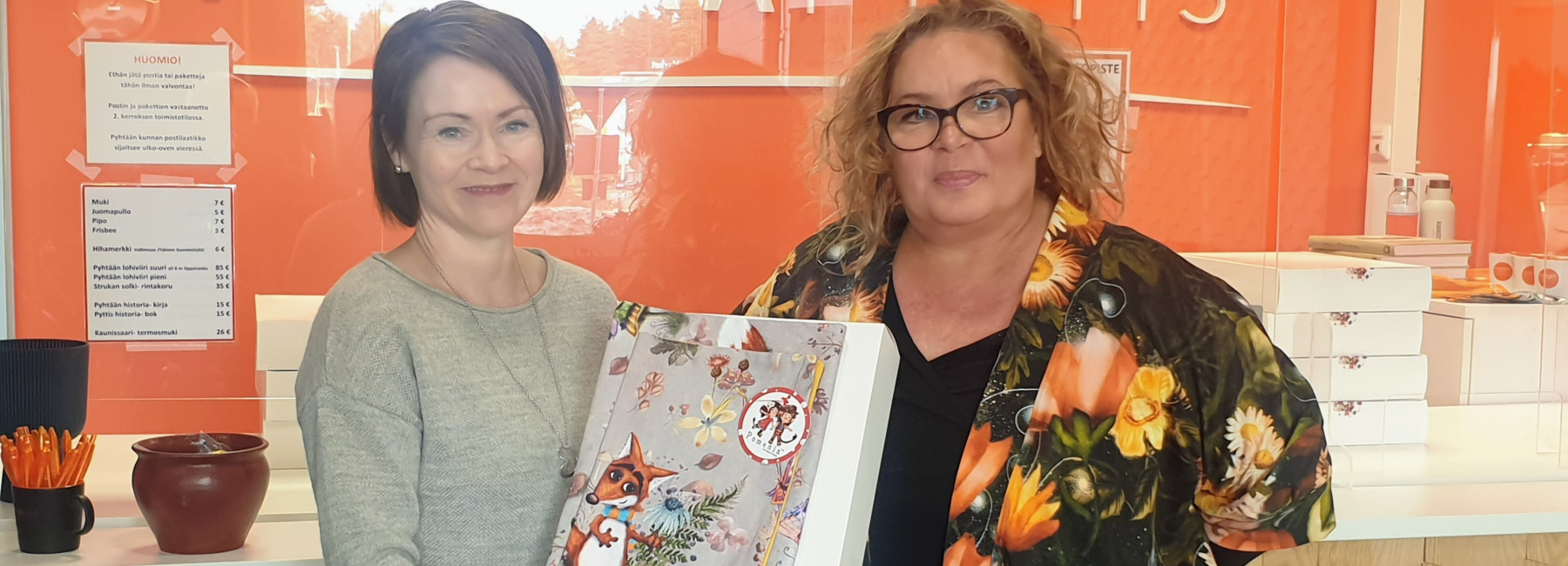 Pyhtään kunnanjohtaja Terhi Lindholm vastaanotti satutaiteilija Petronella Grahnin suunnittelemat uudet Pikku Kettu -vauvalahjat perjantaina.