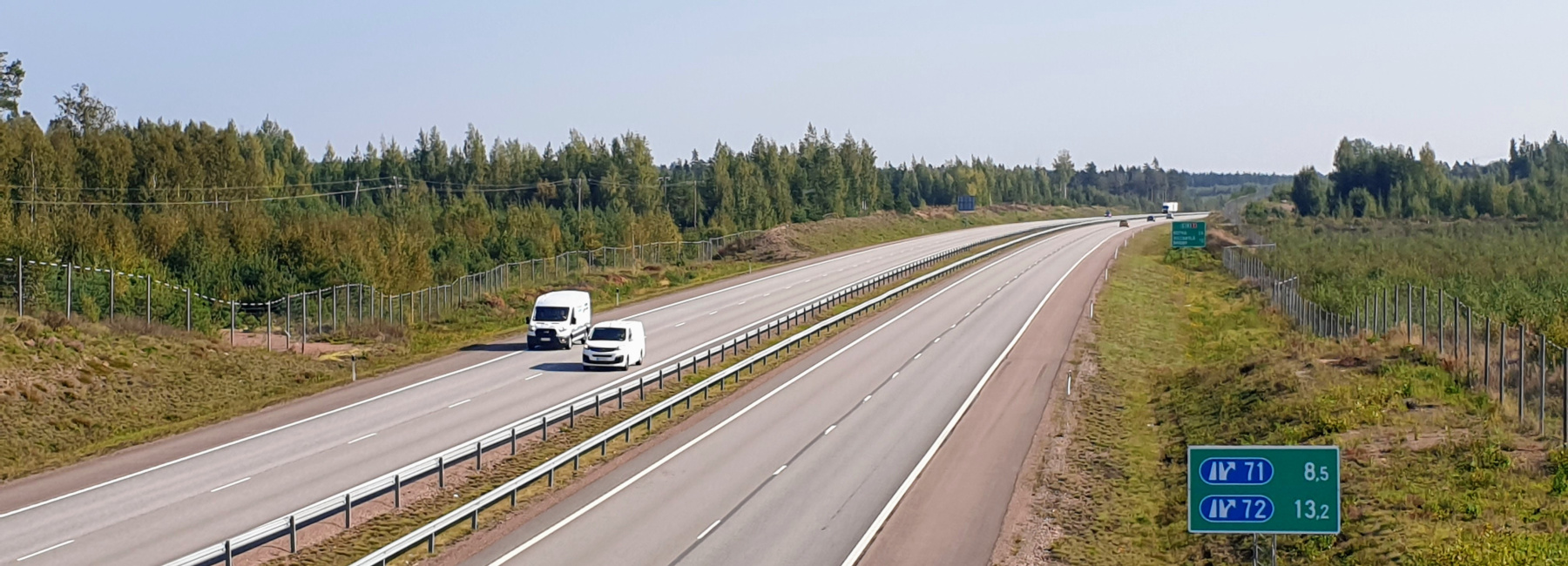 Pyhtään aurinkovoimala sijoittuisi moottoritien pohjoispuolelle Itä-Kirkonkylään.