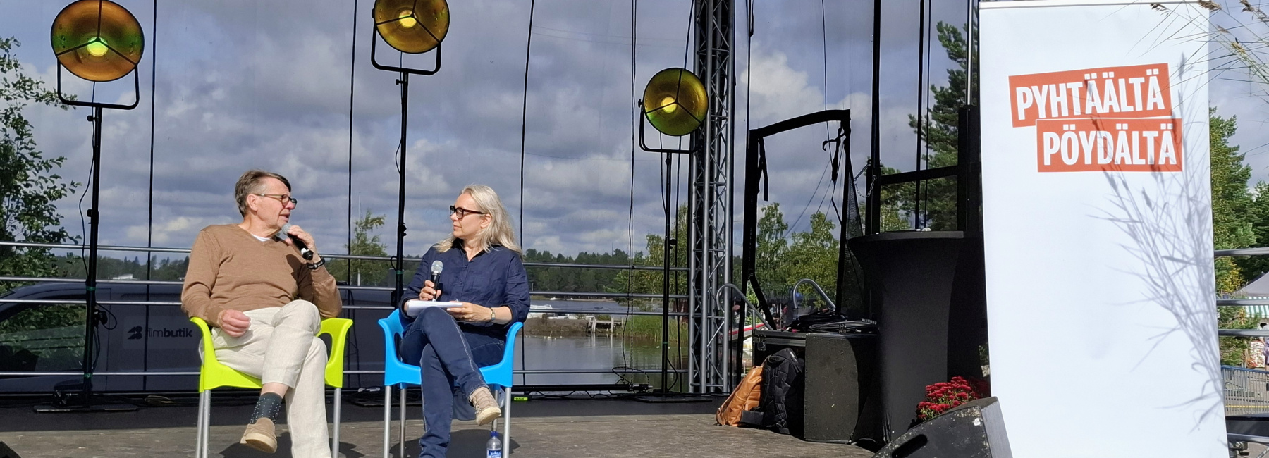 Pyhtäältä Pöydältä rantautui lauantaina Saaristomarkkinoille. Dekkarikirjailija Kari Häkämies Sallamaari Muhosen haastattelussa.