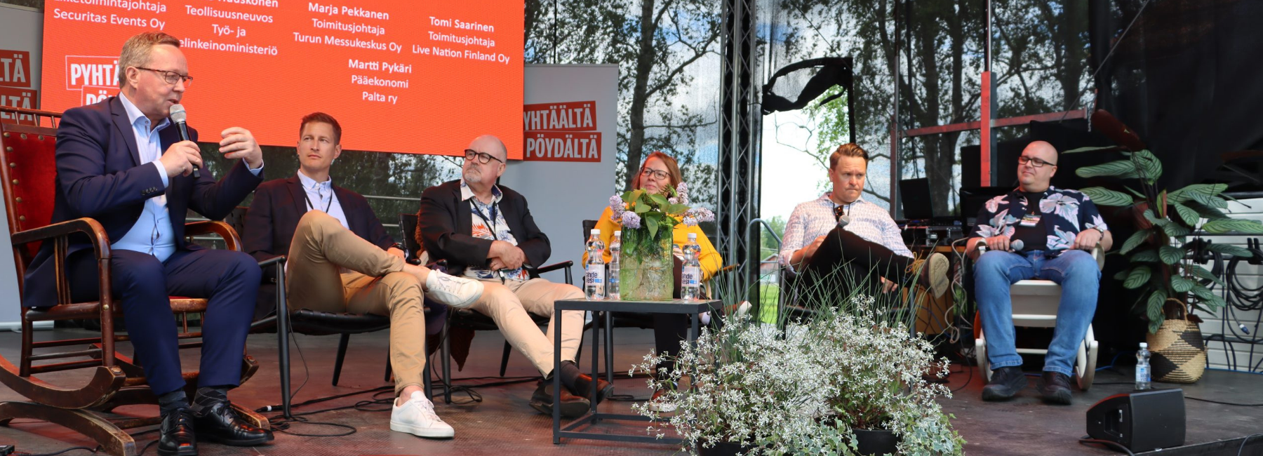 Panelisteja puhumassa Pyhtäältä Pöydältä -tapahtumassa