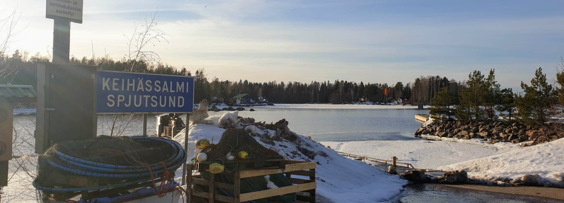 Pieni satama, kalaverkkoja ja Keihässalmi kyltti