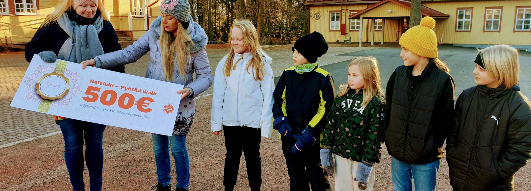 Luokanopettaja Silja Hartikka saa lahjakortin Katja Korelinilta, oppilaskunnan hallitus todistaa