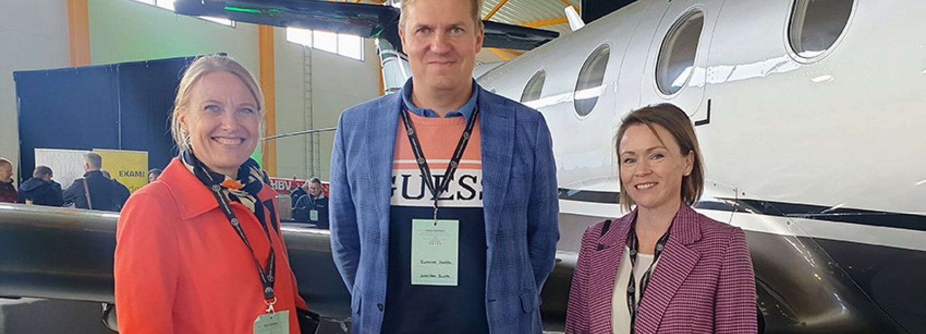 Asikkalan ja Joroisten kunnanjohtajat Rinna Ikola-Norrbacka ja Jaakko Kuronen saivat Pyhtään Terhi Lindholmilta (oik.) kutsun lentokenttäpaikkakuntien tapaamiseen.