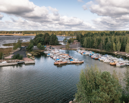 Luontokohteet ja Pyhtään Kulttuuritalo jylläsivät Parasta Pyhtäällä -kyselyssä. Kuvassa Lökören venesatama.