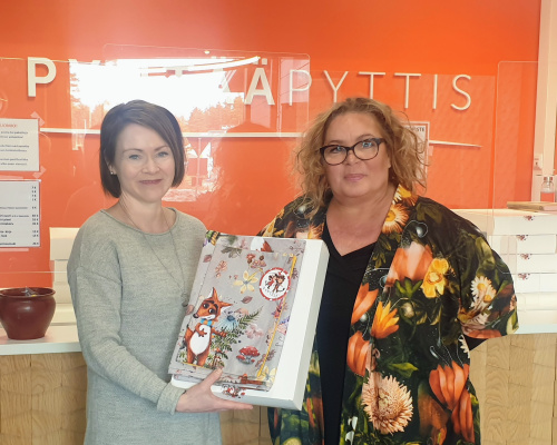 Pyhtään kunnanjohtaja Terhi Lindholm vastaanotti satutaiteilija Petronella Grahnin suunnittelemat uudet Pikku Kettu -vauvalahjat perjantaina.