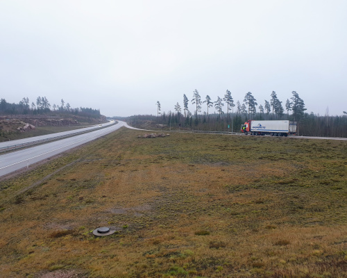 Kaavoituksen kohteena oleva alue sijaitsee Pyhtään kirkonkylässä pääosin moottoritien eteläpuolella.