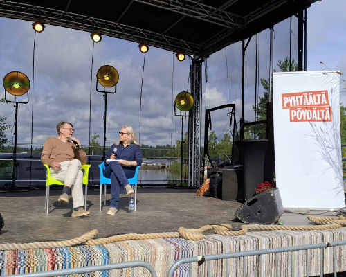 Pyhtäältä Pöydältä rantautui lauantaina Saaristomarkkinoille. Dekkarikirjailija Kari Häkämies Sallamaari Muhosen haastattelussa.
