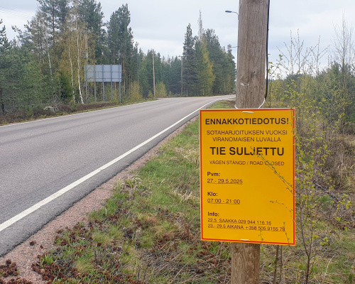 Tien sulkemisesta kertovat varoitustaulut ovat jo paikoillaan Kirkkotien kummassakin päässä Pyhtäällä.