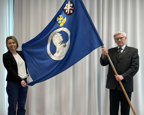 Terhi Lindholm vastaanotti Pyhtään ja Ruotsinpyhtään veteraanien lipun Hannu Tähtiseltä.