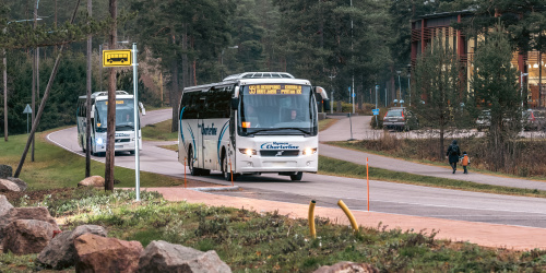 Paikallisliikenteen bussi tiellä.
