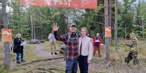 Hiljaa Festin taiteellinen johtaja Simo Peri ja Pyhtään kunnanjohtaja Terhi Lindholm festivaalialueen portilla.