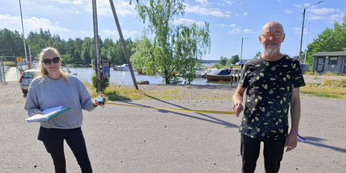 Katja Korelin ja Vesa Ristimäki mittailevat jo Saaristomarkkinoiden paikkoja Lökören pienvenesatamassa.