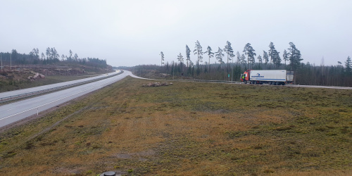 Kaavoituksen kohteena oleva alue sijaitsee Pyhtään kirkonkylässä pääosin moottoritien eteläpuolella.