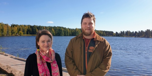 Huutcoden Lauri Joas pistäytyi vastarannalta Pyhtäänlinnaan kertomaan kokemuksistaan kunnanjohtaja Terhi Lindholmille
