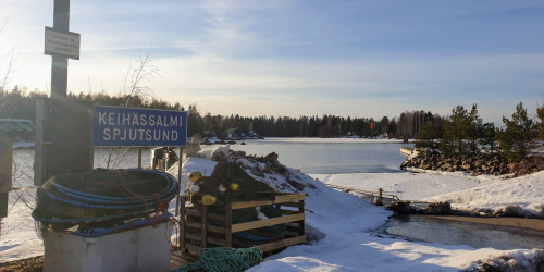 Pieni satama, kalaverkkoja ja Keihässalmi kyltti