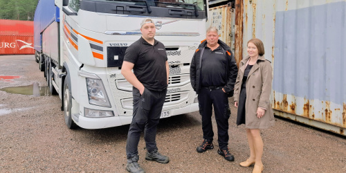 Ylärakkola Logisticsin tärkeimmän työkalun eli auton edessä Mici-Matias ja Marco Ylärakkola sekä Pyhtään kunnanjohtaja Terhi Lindholm.