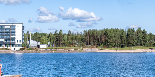 Minitalot nousevat Huutjärven rantamaisemiin Siltakylän keskustaajaman ytimeen.